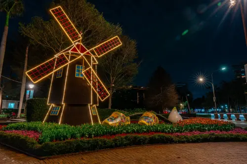 ▲「2025士林官邸鬱金香展」規劃八大展區，白天、晚上都有獨特的異國風情。（圖／取自「士林官邸鬱金香展」官網）