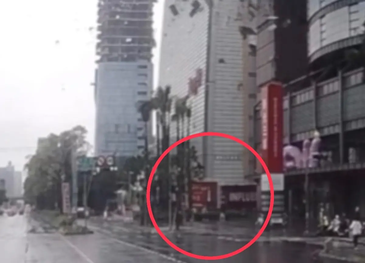 ▲澳門鄧姓家族來台旅遊碰上氣爆釀2死5傷，最新畫面曝光。（圖／翻攝畫面）