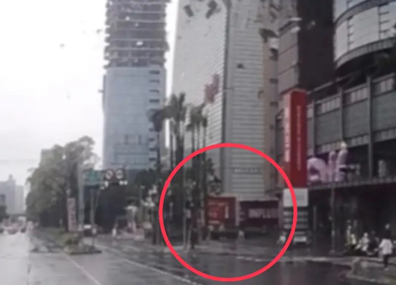 影／澳門一家七口走出百貨當場被砸 最新行車記錄器畫面曝光