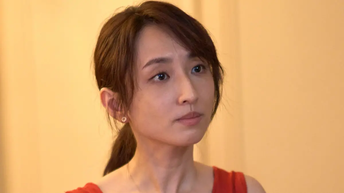 ▲柯佳嬿（如圖）在《童話故事下集》中被自己的子宮催生，而子宮的配音是歌手蔡閨，一句對白「高齡想生，也生不出來了」太惹人厭。（圖／Netflix提供）