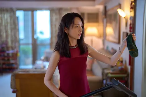 ▲柯佳嬿在《童話故事下集》飾演潑辣厭世的人妻林宜玲,性格火爆厭世金句連發。(圖/Netflix提供) ▲柯佳嬿在《童話故事下集》飾演潑辣厭世的人妻林宜玲,性格火爆厭世金句連發。(圖/Netflix提供)