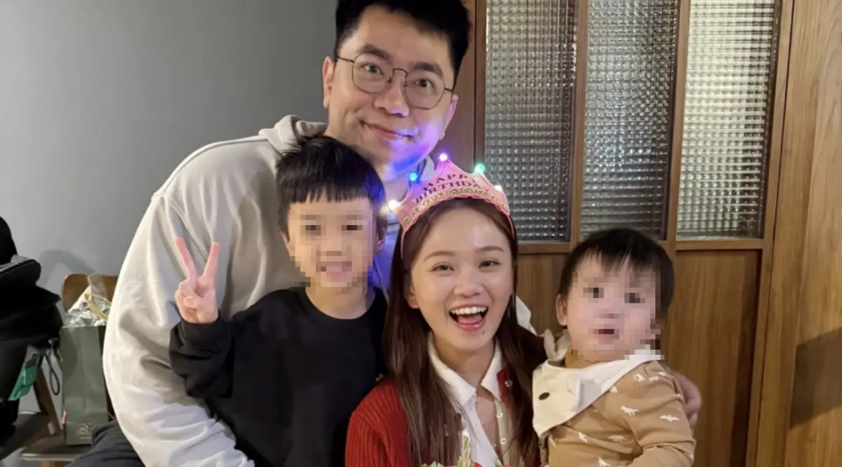 ▲YouTuber陳彥婷（中）及老公巨人（後）育有2子「黃金」與「元寶」，近日4歲兒子黃金吃串烤噎住險窒息，陳彥婷曬出影片還原驚恐過程：「想到就全身發抖！」（圖／翻攝自陳彥婷臉書）