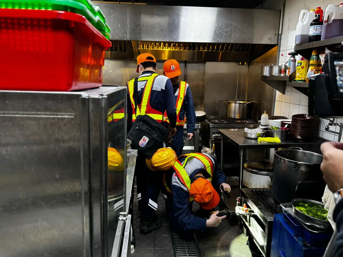 ▲中市府首波百貨賣場公安稽查2業者不合格，開鍘6至30萬令限期改善(圖／都發局提供2025.2.15)