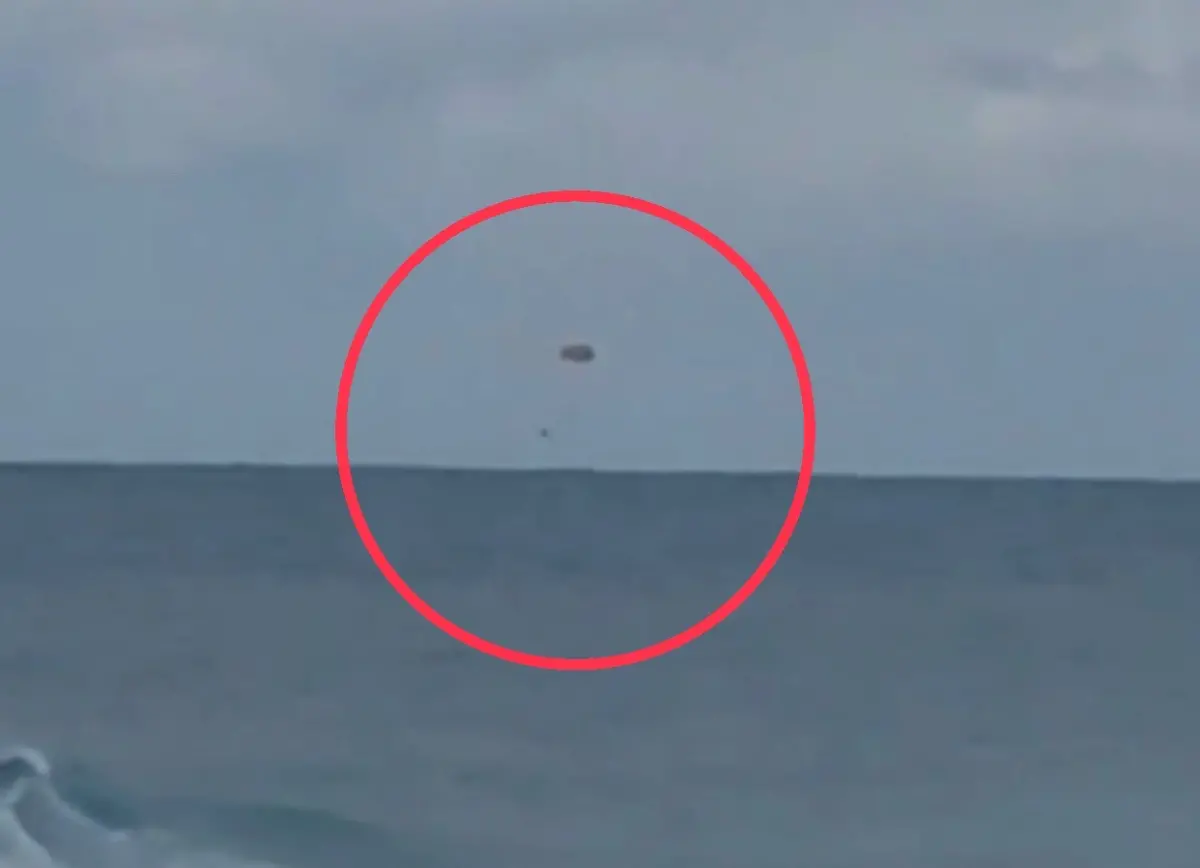 ▲勇鷹高教機驚傳墜海，少校飛官跳傘畫面曝光。（圖／翻攝畫面）