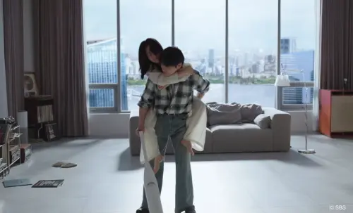 ▲《我的完美秘書》男女主角家中約會，韓志旼跳到李浚赫背上的畫面令人心動不已。（圖片提供：Hami Video）