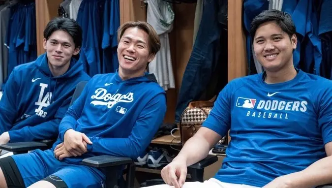▲道奇隊社群今日發布一則貼文，照片中大谷翔平（左）、山本由伸（中）、佐佐木朗希（右）三人並肩而坐，大谷與山本都笑開懷，而佐佐木的笑容較為靦腆。（圖／取自洛杉磯道奇隊X）