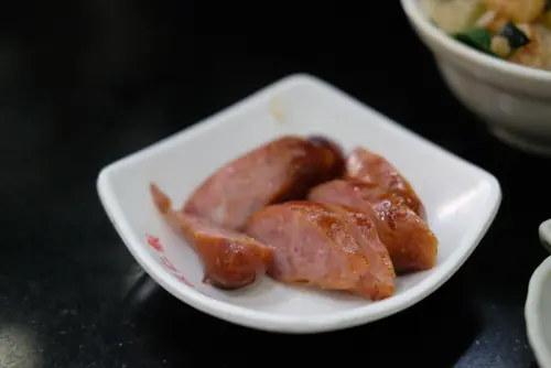 味道偏甜的香腸,嚼得出料好在。(圖/記者葉盛耀攝) ▲味道偏甜的香腸,嚼得出料好在。(圖/記者葉盛耀攝)