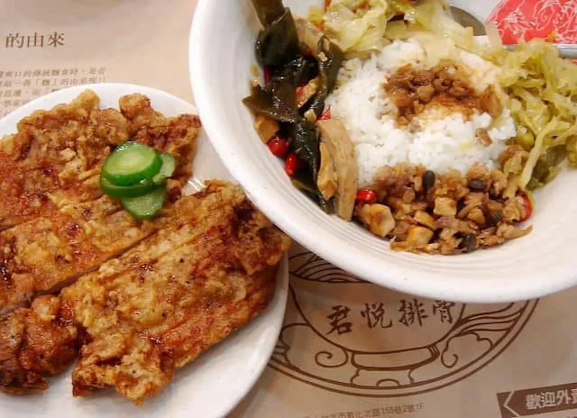 ▲名店「君悅排骨」將調漲價格，招牌的排骨酸菜飯漲價10元，每份要價180元。（圖／取自君悅排骨臉書）