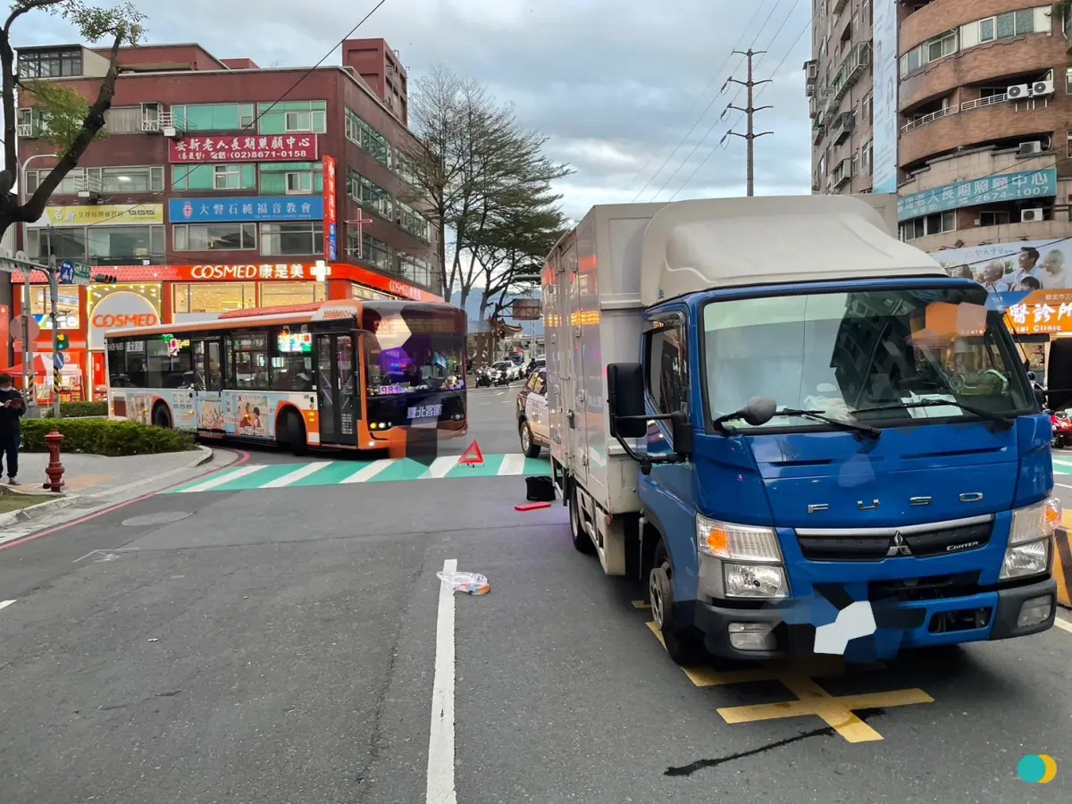 ▲24歲吳姓駕駛行經復興路、民生街口時，卻沒先禮讓行人、直接轉彎，當場將林姓婦人撞飛，造成頭部、四肢擦挫傷，所幸意識清醒。（圖／三峽分局提供）