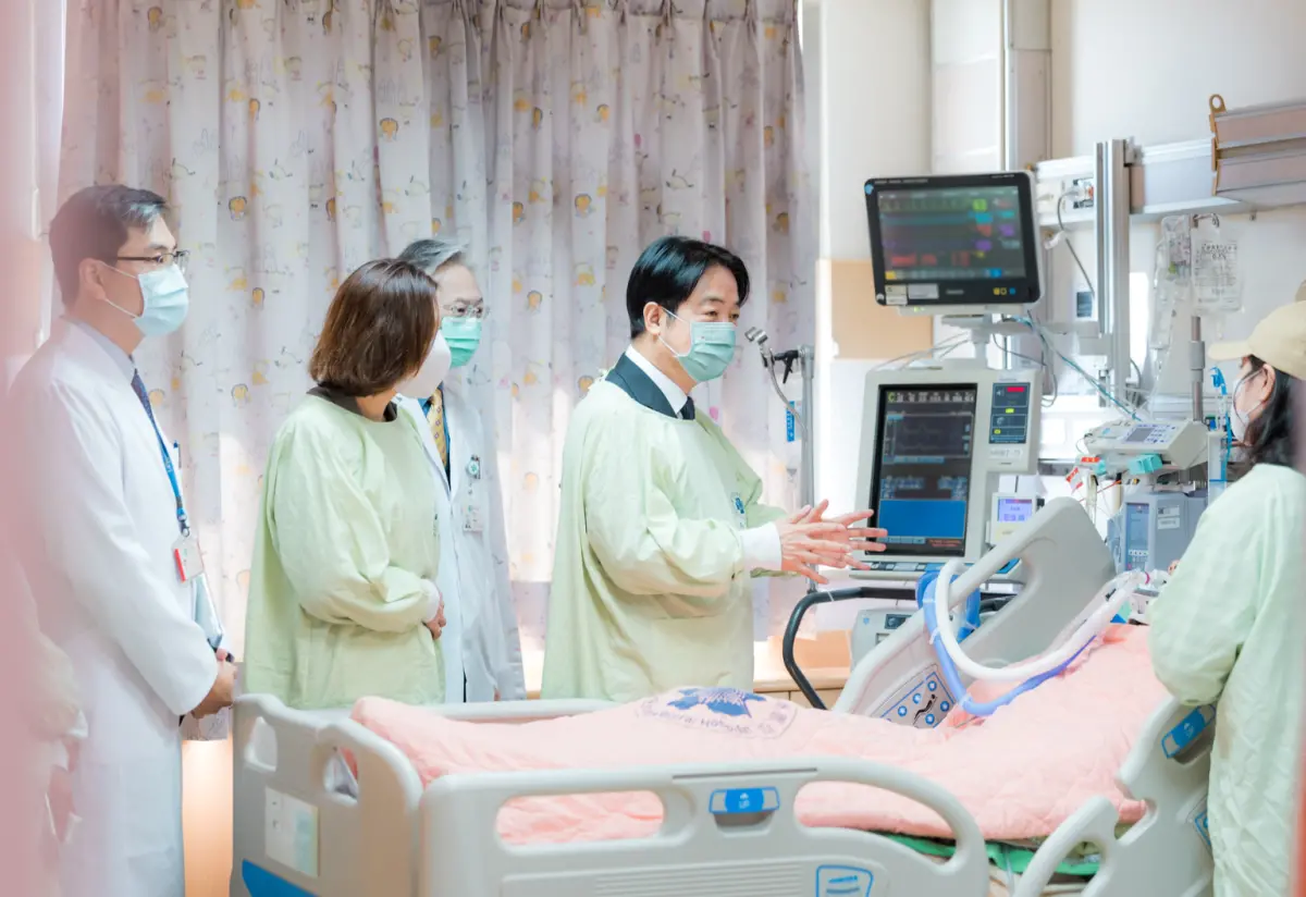 ▲賴清德探視台中新光三越百貨氣爆事故傷者。（圖／總統府提供）