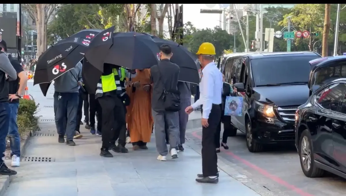 ▲台中新光三越氣爆案波及澳門一家七口遊客，阿公阿嬤傷重不治，家屬今（15）日下午2點多到現場進行招魂儀式。（圖／翻攝畫面）