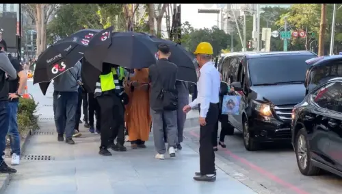澳門祖父母雙亡！家屬撐黑傘重返新光三越哀戚招魂
