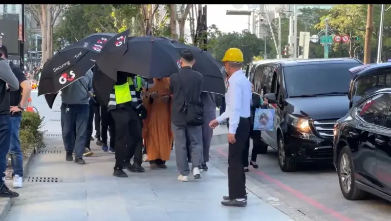 澳門祖父母雙亡！家屬撐黑傘重返新光三越哀戚招魂