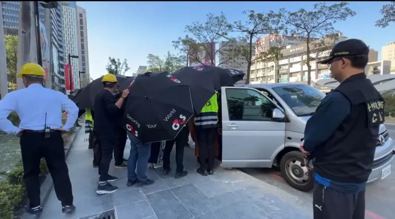 ▲台中新光三越氣爆案波及澳門一家七口遊客，阿公阿嬤傷重不治，家屬今（15）日下午2點多到現場進行招魂儀式。（圖／翻攝畫面）