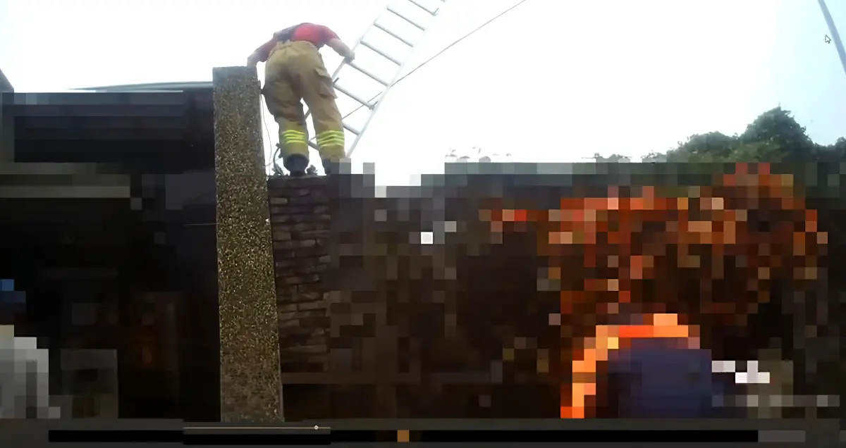 ▲警消透過門縫發現行動不便老翁倒臥門前無法動彈，並以長梯翻牆開門成功救人。（圖／記者莊全成翻攝）