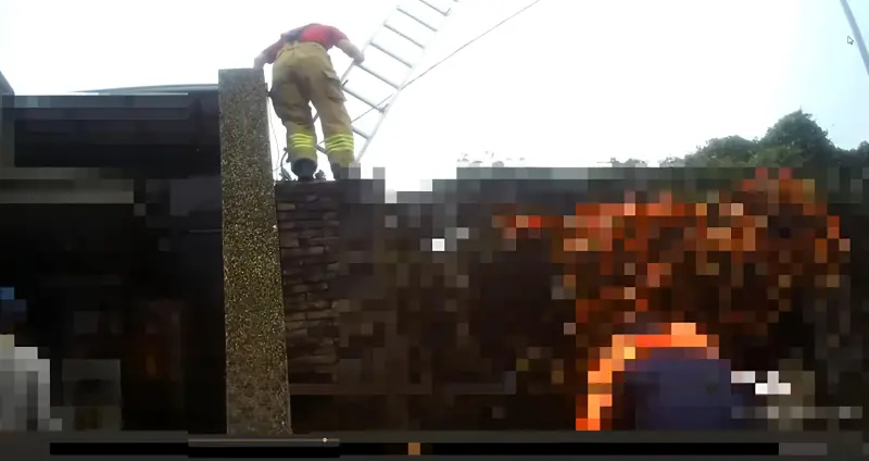 ▲警消透過門縫發現行動不便老翁倒臥門前無法動彈，並以長梯翻牆開門成功救人。（圖／記者莊全成翻攝）