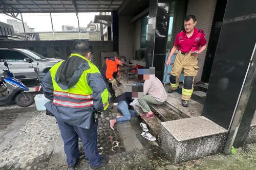 警消進入後發現老翁意識微弱,全身濕透且有失溫跡象,緊急將其送醫治療撿回一命 ▲警消進入後發現老翁意識微弱,全身濕透且有失溫跡象,緊急將其送醫治療撿回一命。(圖/里港警分局提供)