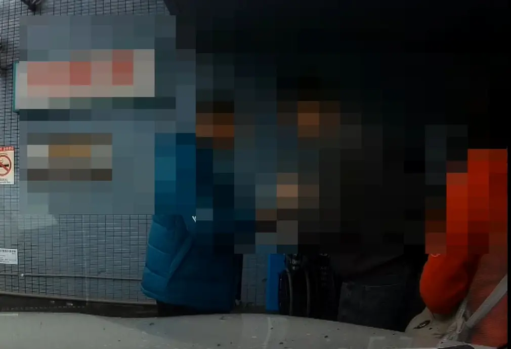 ▲2歲澳門女童以及父母在蔡姓男子協助下趕抵醫院，下車還頻頻向蔡男致謝。（圖／熱心蔡姓民眾提供）