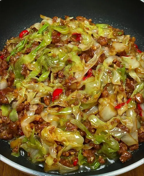 ▲滿滿的高麗菜和絞肉，加上乾辣椒段，超級下飯，筷子停不下來。（圖／翻攝ムダ肉ちゃん X）