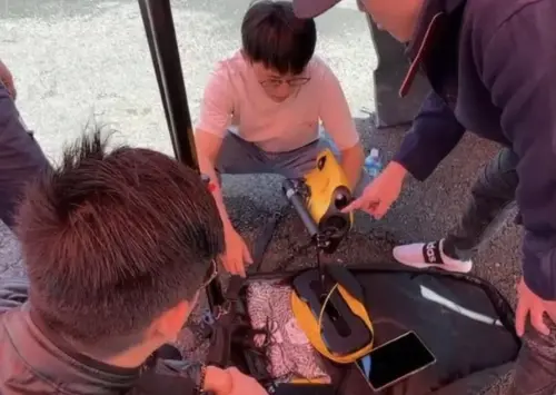 檢警今(15)日和消防與警光潛水救難協會合作首度出動水下攝影機、機械手臂,再發現疑似人體組織。(圖/翻攝畫面) ▲檢警今(15)日和消防與警光潛水救難協會合作首度出動水下攝影機、機械手臂,再發現疑似人體組織。(圖/翻攝畫面)