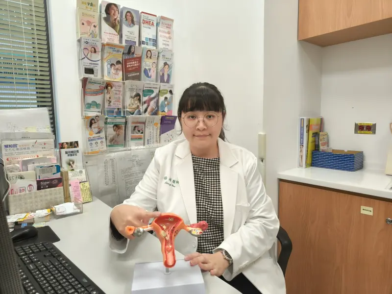 ▲徐靖表示，子宮內膜癌危險因子主要是肥胖和西化的飲食習慣，肥胖病患的體內脂肪細胞含量較高，脂肪細胞會分泌一些類似雌激素型態的賀爾蒙，刺激子宮內膜，導致增加罹癌的風險。（圖／恩主公醫院提供）