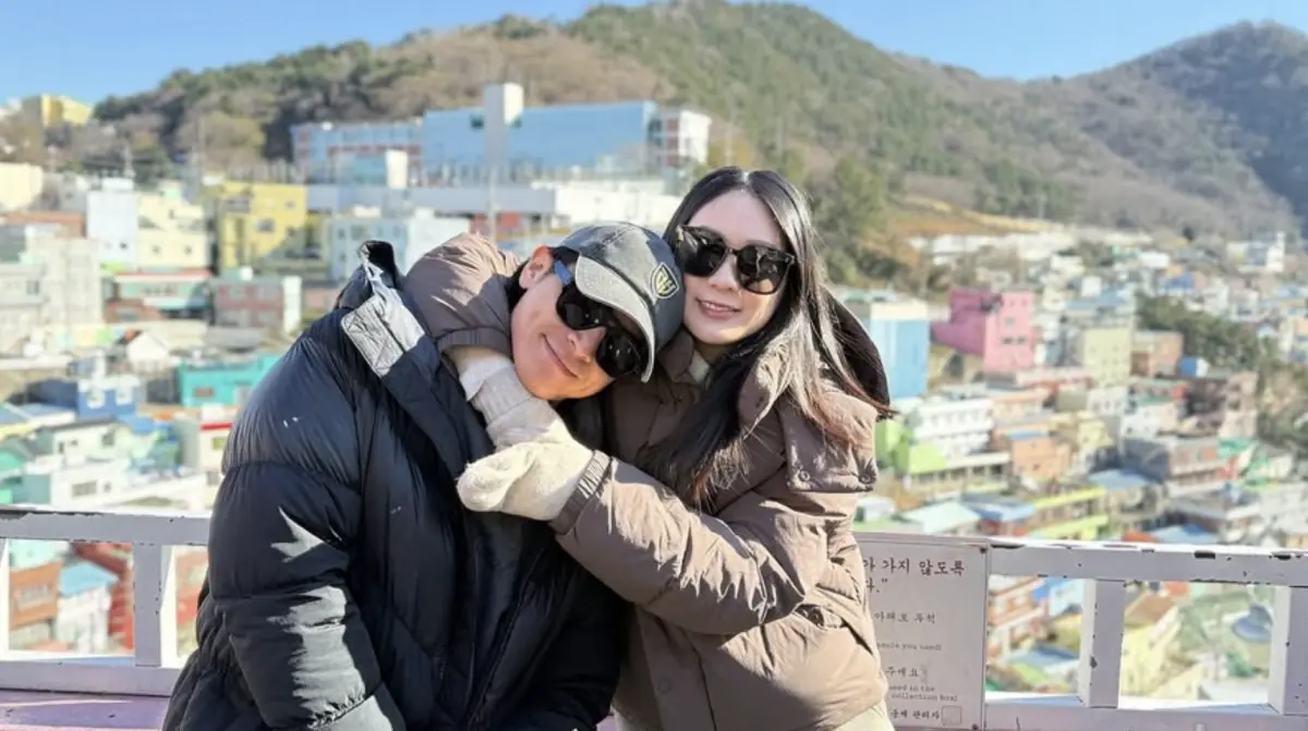 ▲「台灣隊長」陳傑憲（左）昨（14）日情人節在社群上曬出與老婆（右）的激吻照大方告白，豈料卻遭到老婆吐槽：「真的很欠揍，每次都壓秒！」（圖／IG hsien_1994）