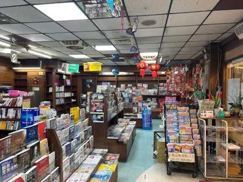 ▲大人物書店正在進行結束營業的出清拍賣。（圖／大人物書店Google評論）