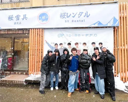 ▲F.F.O赴日代言滑雪行程,並在越後湯澤車站前的廣告看板打卡。(圖/踢帕娛樂提供) ▲F.F.O赴日代言滑雪行程,並在越後湯澤車站前的廣告看板打卡。(圖/踢帕娛樂提供)