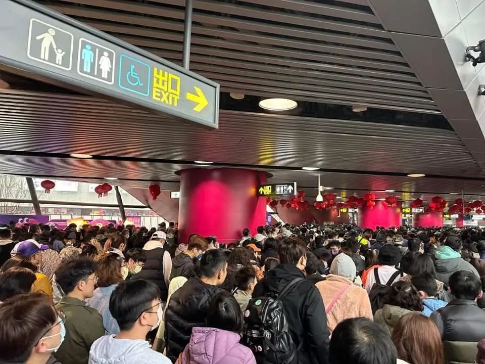 台灣燈會人潮塞爆機捷！民眾「卡1小時出不了站」 青埔被癱瘓了 | 生活 | NOWnews今日新聞