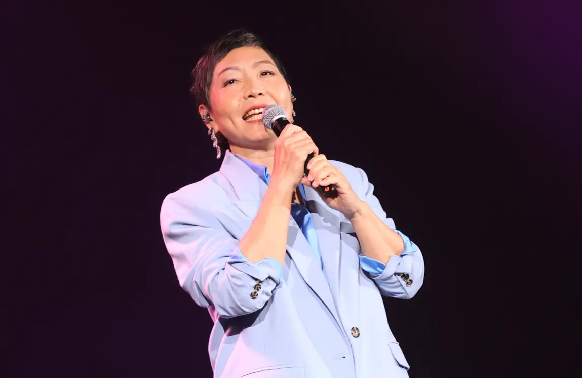 ▲王新蓮今天合體「金韻四小」合唱〈往天涯的盡頭單飛〉致敬鄭華娟，在台上忍不住哽咽悲喊：「我們想念妳。」（圖／中華音樂人交流協會提供）