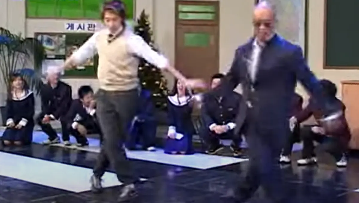 ▲Rain（左）昨晚在演唱會突然為大S默哀，原來是因為他與具俊曄（右）有好交情，兩人昔日同台熱舞畫面被粉絲挖出，動作整齊劃一，差13歲也是默契十足。（圖／翻攝自YouTube）