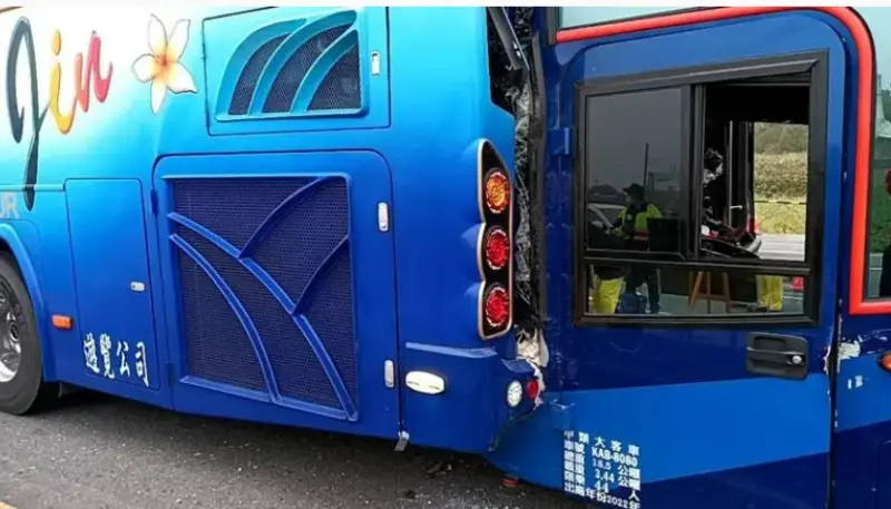 ▲2輛進香團遊覽車與1轎車追撞重大車禍，遊覽車內乘客共有73人，另有駕駛2人、導遊2人，造成24人輕重傷。（圖／翻攝畫面）