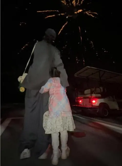 ▲張碧晨罕見曬女兒！情人節看煙火母愛噴發（圖／翻攝自微博）