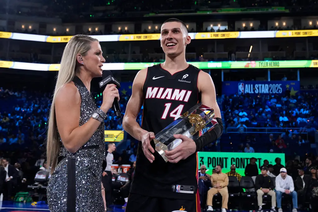 ▲邁阿密熱火隊後衛「英雄哥」Tyler Herro最終以24分、1分之差擊敗2020年冠軍得主Buddy Hield，拿下本屆三分球大賽冠軍。（圖／美聯社／達志影像）