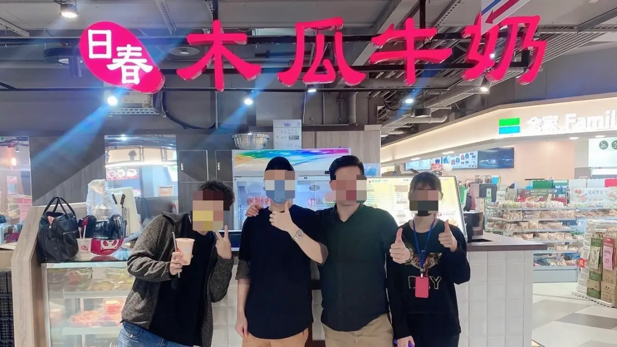 ▲「日春木瓜牛奶」遭爆料使用發霉、腐爛木瓜做成飲料賣給消費者，公司李執行長聲稱「木瓜處理影片」是30年傳承經驗，開放加盟不到一年時間，已突破70家加盟店。未料有業主及親友證實其已過世。（圖／翻攝自日春木瓜牛奶 台灣總部FB）