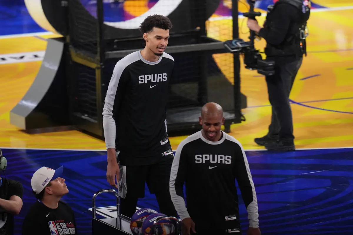 ▲Victor Wembanyama和Chris Paul代表的馬刺隊，在技術挑戰賽試圖「鑽規則漏洞」，結果被裁判取消資格。（圖／路透／達志影像）