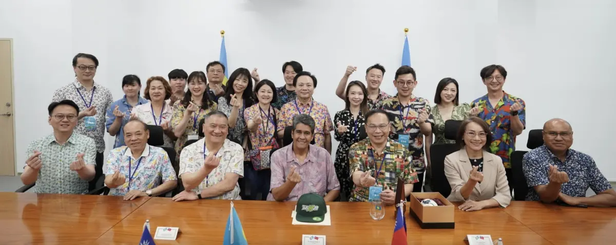 ▲凌濤轟莊競程（左一）與正國會民代到帛琉度假，莊競程反駁稱為台灣拚觀光與外交，反嗆不懂可以閉嘴。（圖／翻攝自卓冠廷臉書）