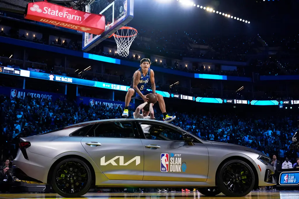 ▲Mac McClung本屆灌籃大賽第一灌致敬「幹籃哥」Blake Griffin，飛越汽車拉桿灌籃，被認為可能是「灌籃大賽史上最偉大的灌籃」的競爭者。（圖／美聯社／達志影像）