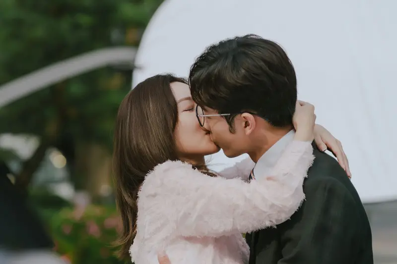 ▲《祕書俱樂部》曾莞婷（左）認愛管麟（右），兩人當眾熱吻，浪漫告白「有更值得的人在等我」。(圖／TVBS)