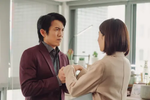 ▲《祕書俱樂部》曾莞婷認愛管麟，兩人當眾熱吻。(圖／TVBS)