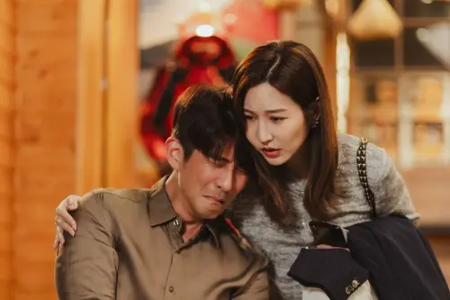 ▲《祕書俱樂部》曾莞婷認愛管麟，兩人當眾熱吻。(圖／TVBS)