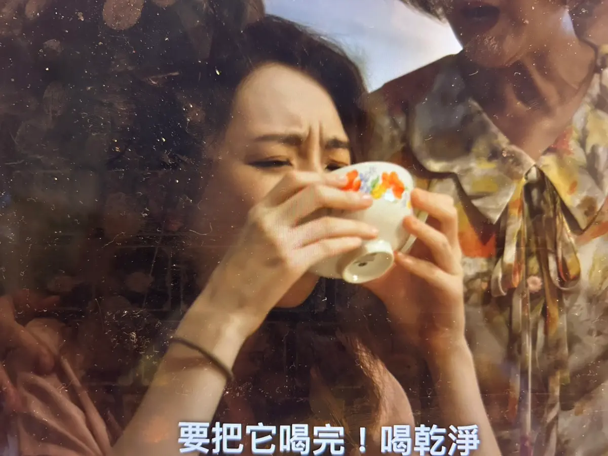 ▲柯佳嬿在《童話故事下集》中為了生小孩，被三姑六婆逼著喝中藥，後來劉以豪出面護愛，坦承不孕的是他。（圖／翻攝自Netflix）