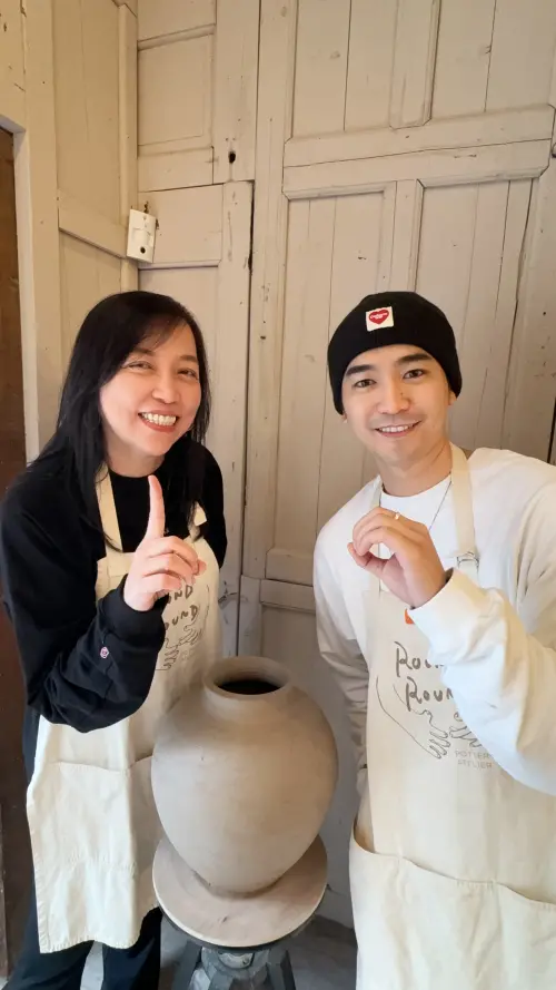 ▲涂善存與經紀人許維琪一起擁抱陶土瓶。（圖／佳葳娛樂）