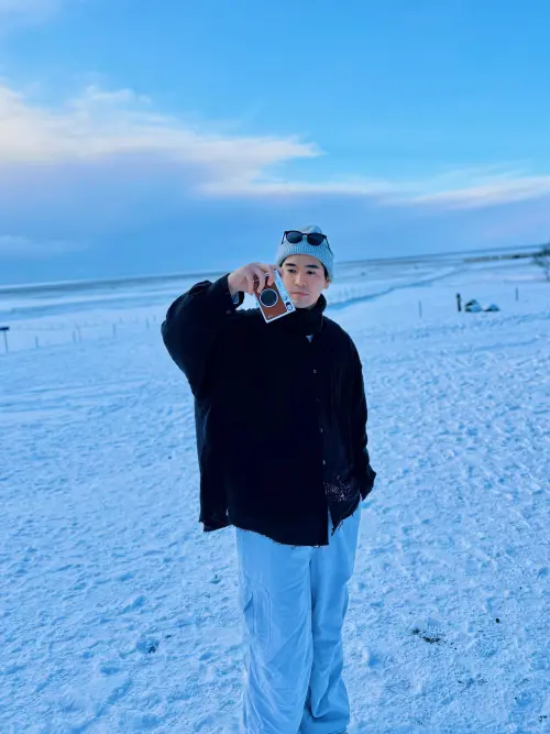 ▲涂善存與經紀人許維琪一起擁抱陶土瓶。（圖／佳葳娛樂）