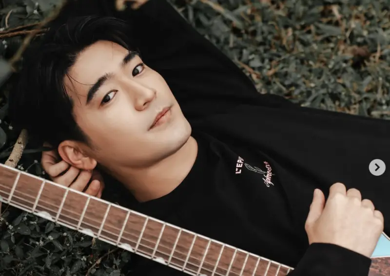 ▲「小金城武」涂善存（如圖）滿30歲了，特別與和他合作10年的經紀人許維琪一起擁抱陶土瓶，紀念兩人難得的緣分。（圖／翻攝自涂善存IG）