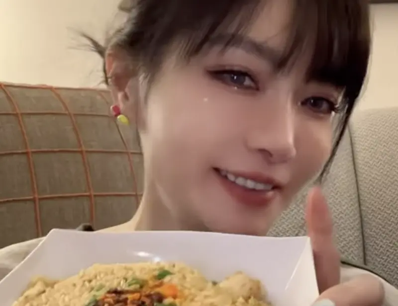 ▲50歲「姐姐」謝金燕（如圖）半夜嗑炒飯，讓許多粉絲都看呆，她也分享自己多年來吃不胖的祕訣，其實就是「細嚼慢嚥」。（圖／翻攝自謝金燕小紅書）