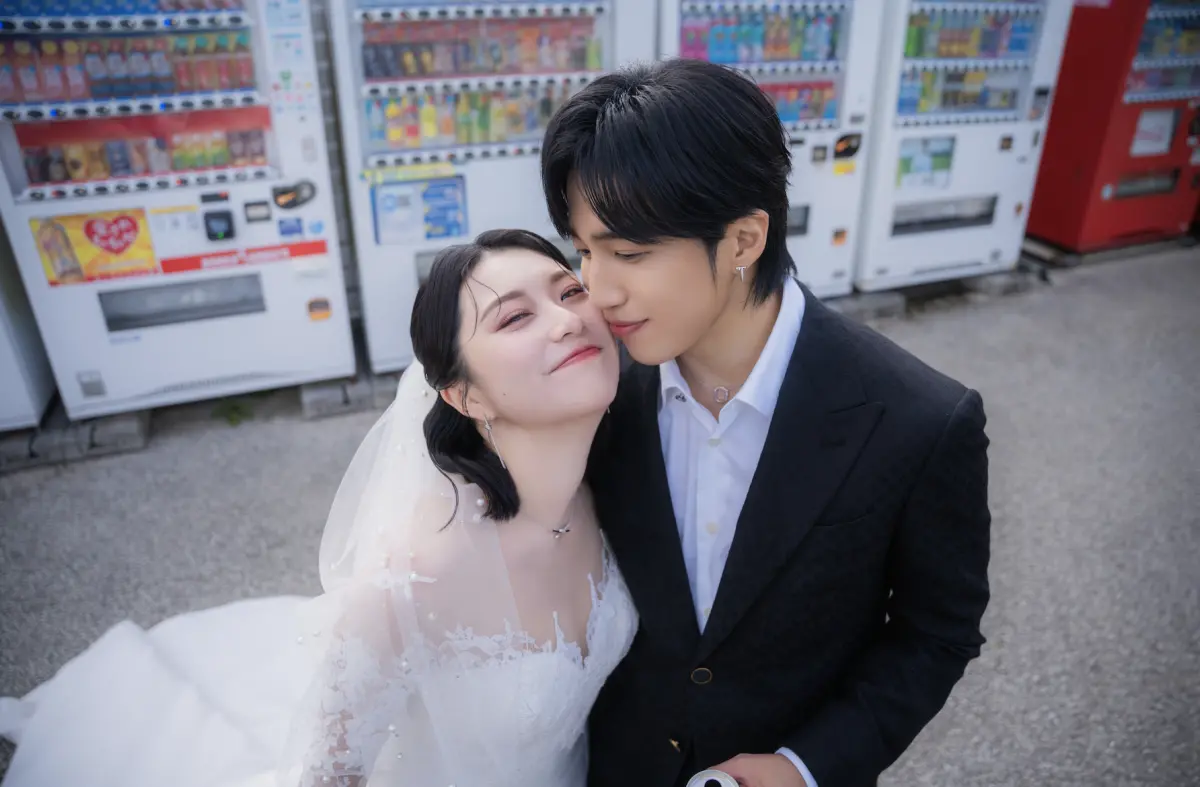 ▲焦凡凡（左）與婁峻碩在沖繩辦婚禮，販賣機前都能拍婚紗照，有如偶像劇在真實中上演。（圖／想不到音樂工作室提供）