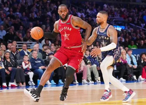 ▲NBA 全明星週熱度持續下滑,問題不僅是比賽缺乏精彩度,更與 NBA 整體發展趨勢 息息相關。對球迷而言,觀賞性、競爭性與獨特性 不斷流失才是關鍵,聯盟若要重振全明星賽,勢必得做出改變,以吸引全球關注。(圖/路透/達志影像) ▲NBA全明星賽迎來重大改制,其中最大的變化為不再是傳統的東西區2支全明星球隊對決。(圖/路透/達志影像)