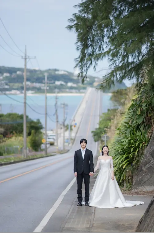 ▲婁峻碩（左）與焦凡凡把沖繩最著名的跨海橋也成為婚紗照的背景，感覺很夢幻。（圖／想不到音樂工作室提供）　 