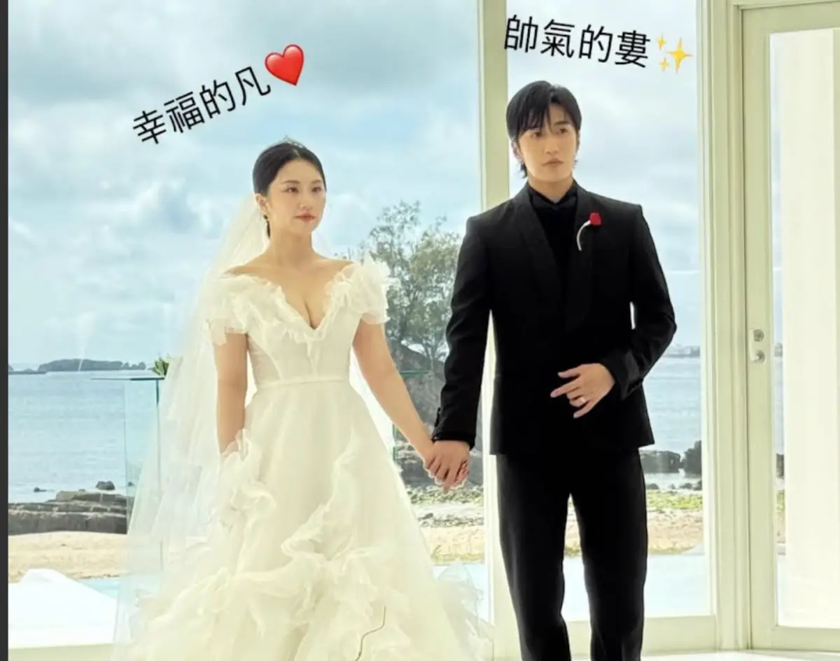 ▲焦凡凡（左）和婁峻碩的沖繩婚禮上，穿了另外一款設計的婚紗，胸前開深V，典雅又性感。（圖／摘自關韶文IG）